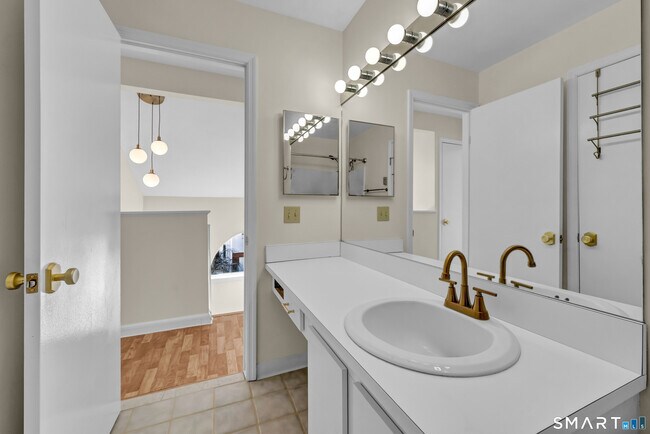 Building Photo - 925 Oronoke Rd