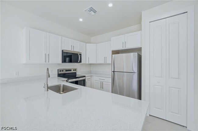Building Photo - 2411 Lola Ave S