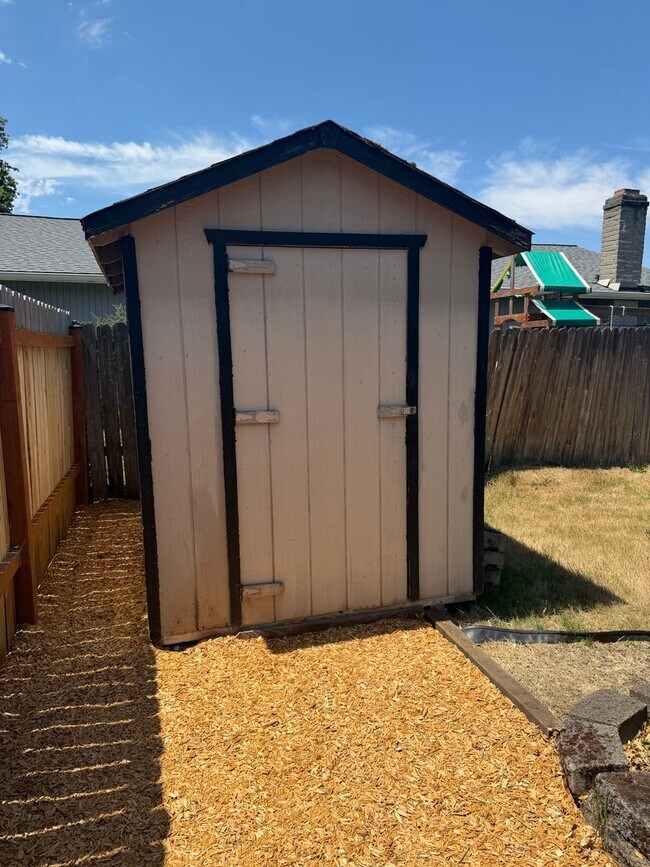 Building Photo - Updated 3-bedroom, 2-bathroom house in desirable Thurston neighborhood!