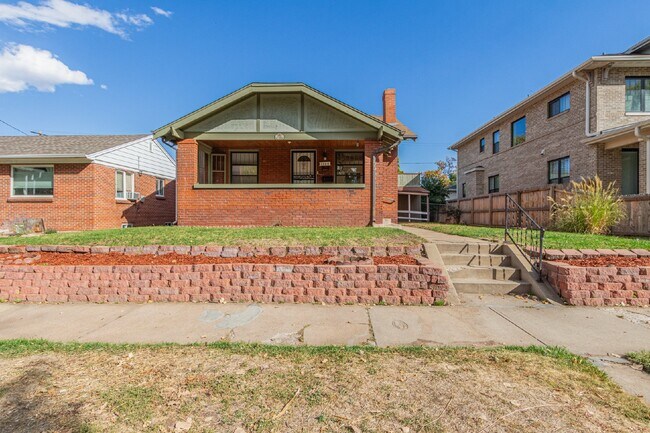 Building Photo - Great two bed two bath bungalow for rent i...