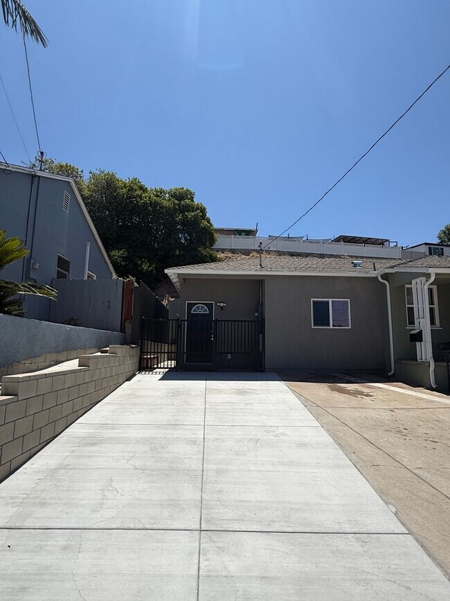 Building Photo - Affordable Studio in Central San Diego