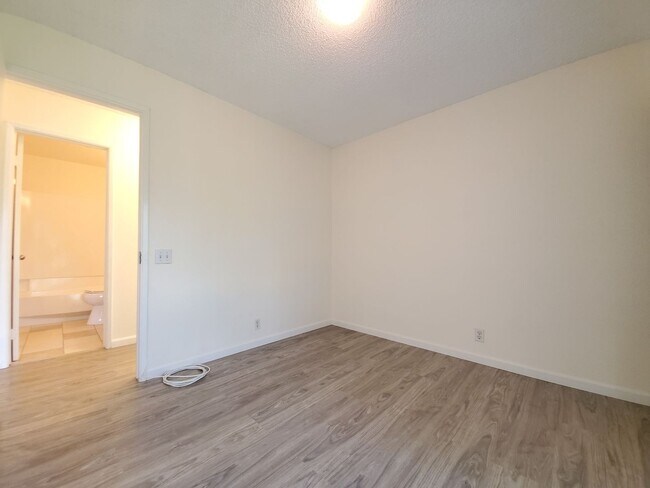 Building Photo - Now available, Fresh & Bright 2bd, 1.5ba 2nd Floor Corner-Unit located in the beautiful Palm Villas