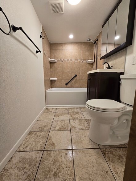 Full bath - 416 Boyd St