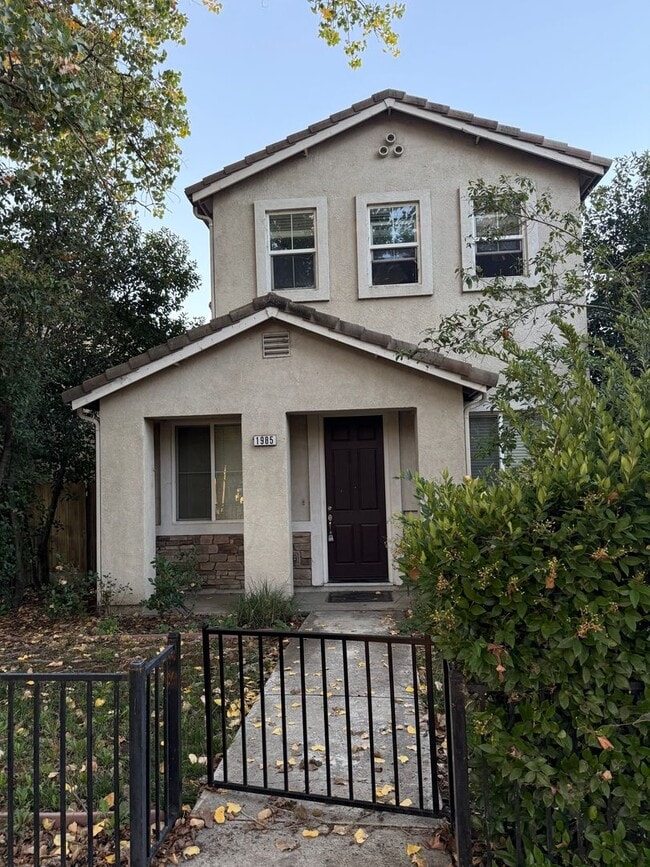 Primary Photo - 1985 Linden Rd