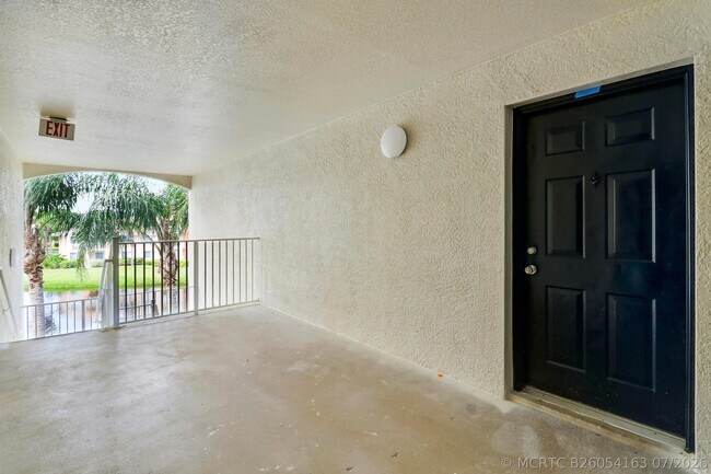 Building Photo - 121 SW Palm Dr
