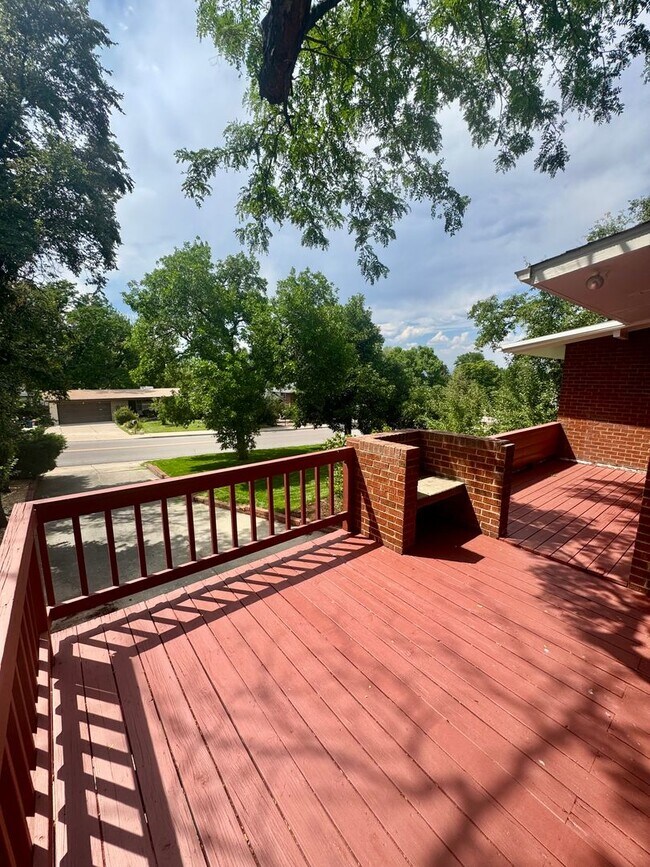 Building Photo - Mid-Mod Wheat Ridge Gem!