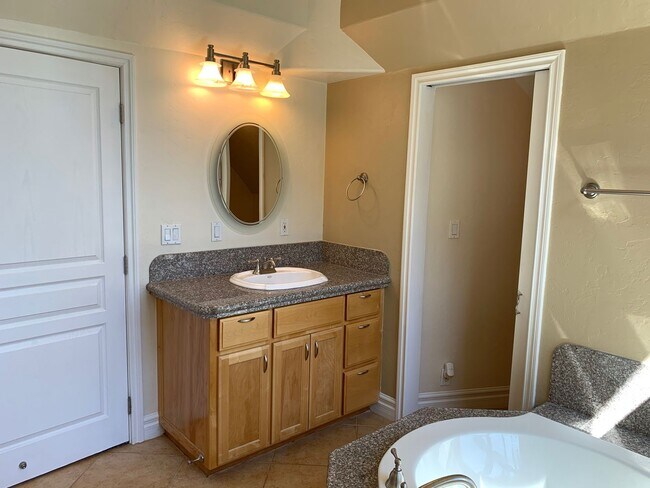 Building Photo - 5 bedroom 3 bathroom gorgeous house with v...