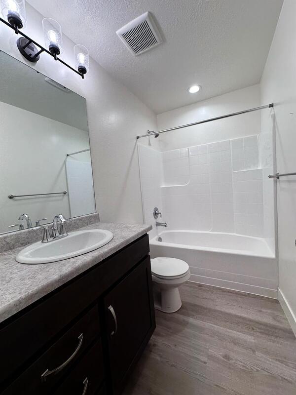 Building Photo - 225 950 E