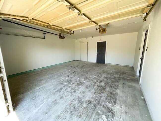 Building Photo - 4 bdrm, 2 bath - NEWLY Remodeled