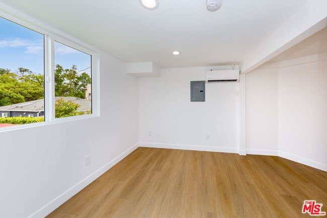 Building Photo - 2141 Kerwood Ave