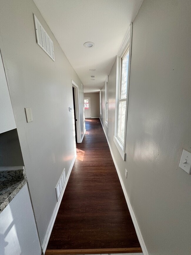 Building Photo - Charming 2-Bedroom Single-Family Home for Rent in Dayton, KY – Pet Friendly!