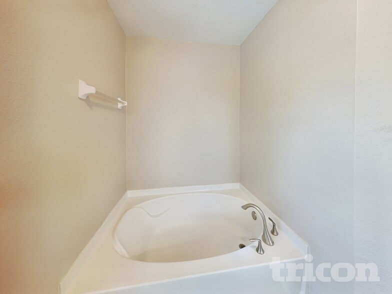 Building Photo - 6681 Freeport Dr