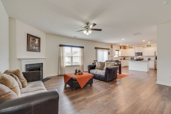 Building Photo - 4 bed/2.5 bath in Kingsport, TN