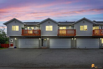 Building Photo - Modern 4-Bedroom Townhome in Desirable Sou...