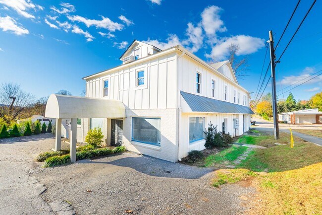 Building Photo - 1 Bedroom with water and electric included close to downtown Morganton!