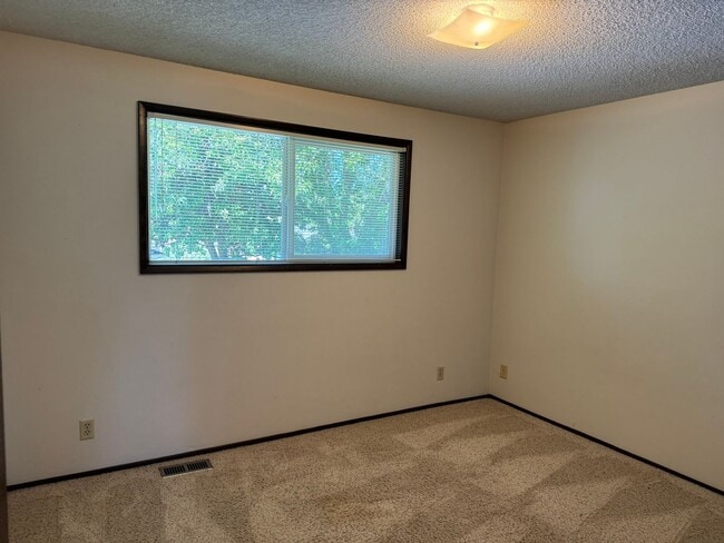 Building Photo - 3 bedroom 2.5 bathroom duplex off Coburg Rd.