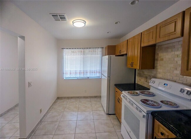 Building Photo - 448 Lakeview Dr