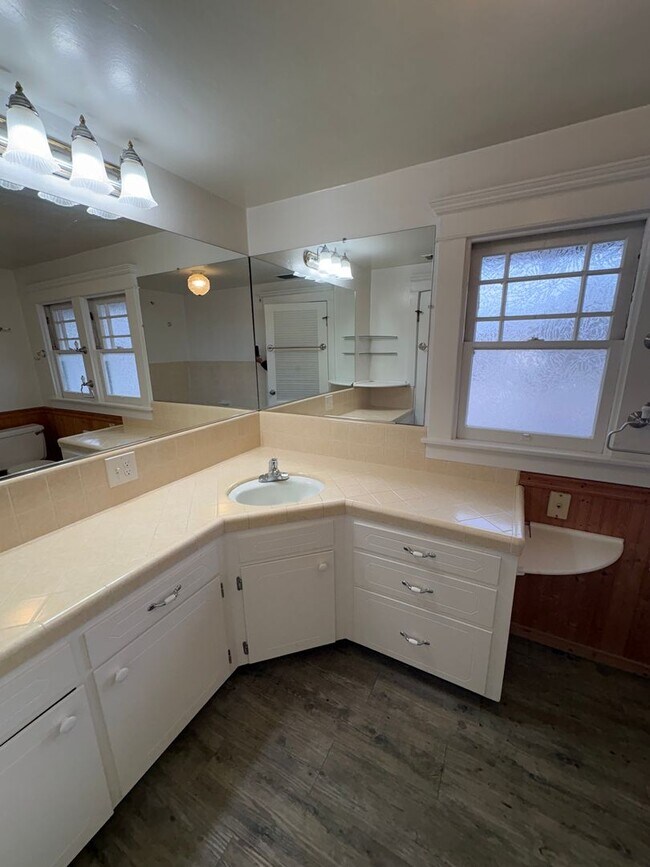 Building Photo - Classic vintage home walking distance to downtown Visalia!