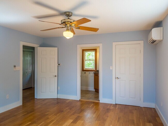 Building Photo - Beautiful Three Bedroom with Stunning View...