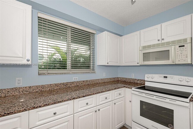 Building Photo - 7800 Collins Ave