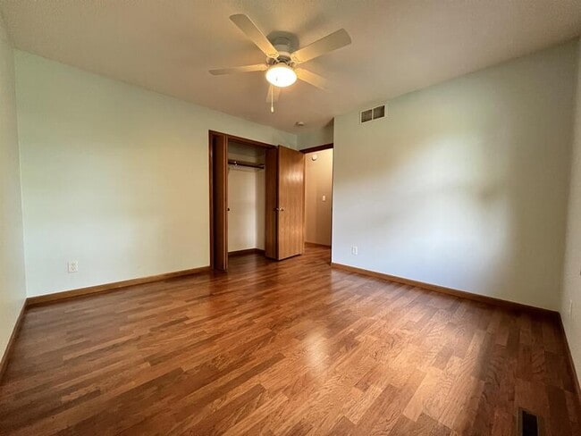 Building Photo - 2305 Eastlawn Dr