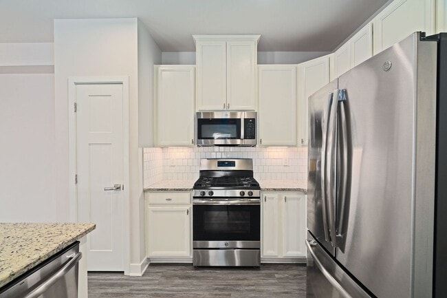 Building Photo - Relaxed Summerville Living Starts Here!