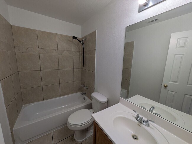 Building Photo - Fresh and Clean in New Braunfels!!