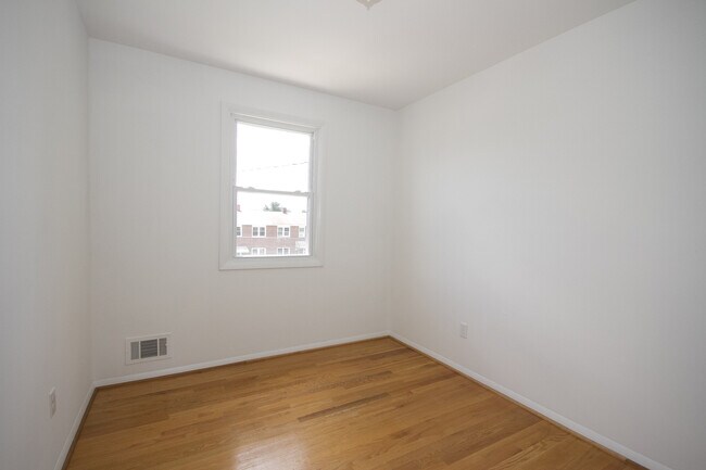 Building Photo - Welcome to this lovely 3bd 1.5bth home!