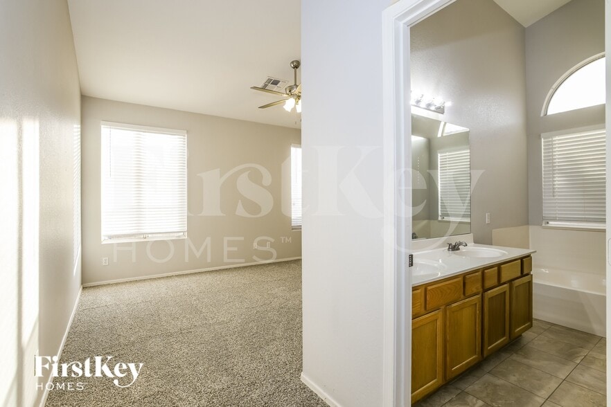 Building Photo - 1809 E Oakland St