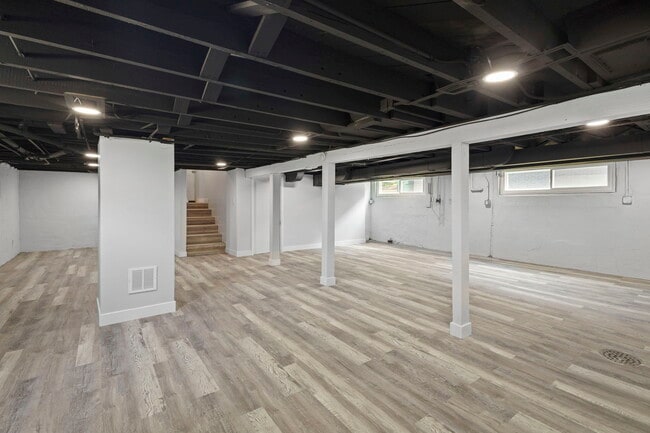 Building Photo - 104 S Seeser St
