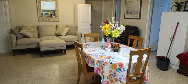 Building Photo - 486 Pinewood St