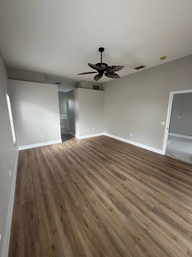 Building Photo - Welcome to your private Florida retreat in Lakeland!