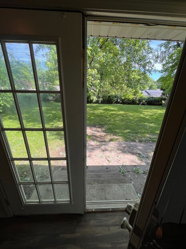 Building Photo - Brentwood 3 bedroom & 2 bathroom home, Huge Fenced Yard