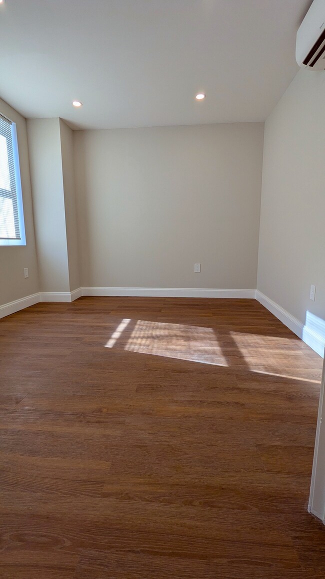 Building Photo - 628 Portland St