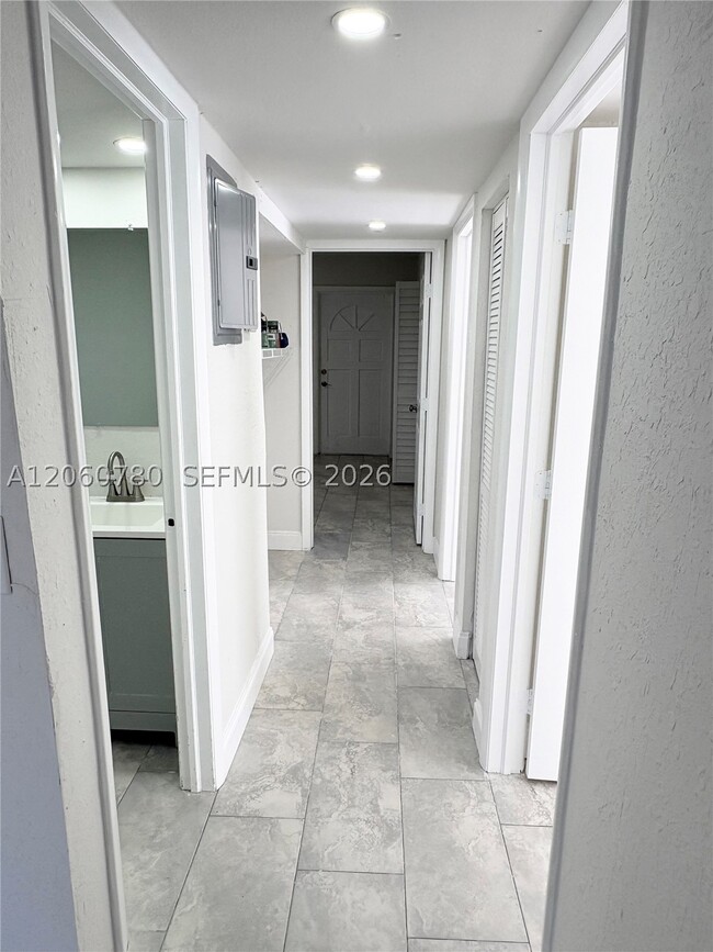 Building Photo - 4119 Woodside Dr