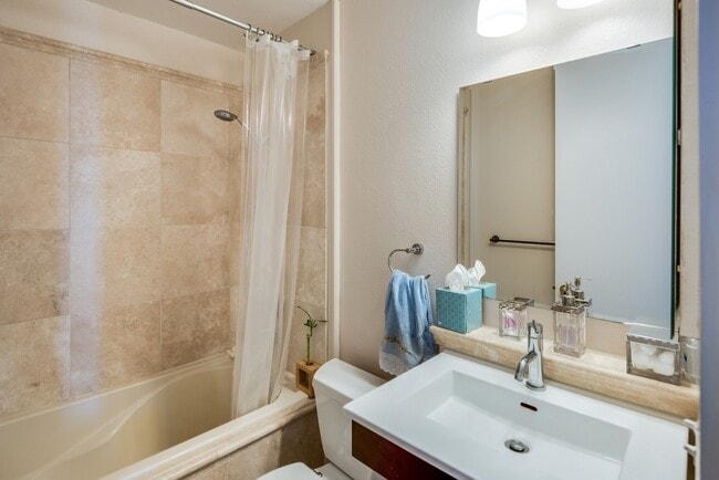 Building Photo - Big Ocean View 2 Bedroom