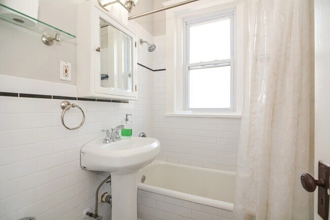 Building Photo - 91-93-93 Bynner St