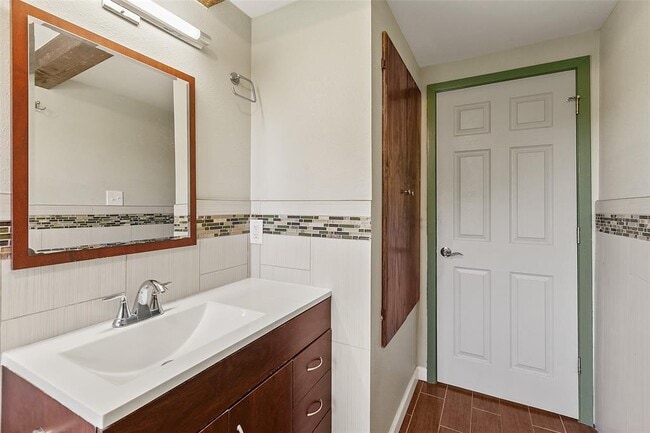 Building Photo - 4301 Stearn's Ln