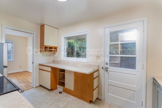 Building Photo - 5852 Lowell Ave