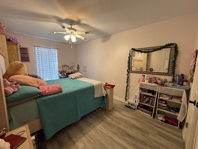 Building Photo - 4 BEDROOM ONLY 7 MILES FROM BARKSDALE AIR FORCE BASE