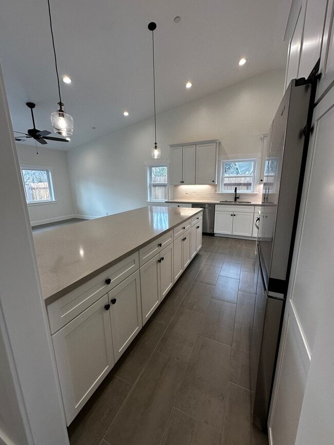 Building Photo - New Construction in Down Town Bishop West side!