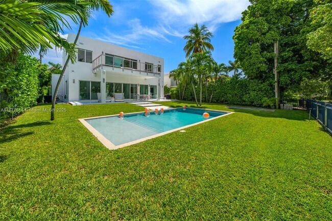 Building Photo - 6050 La Gorce Dr