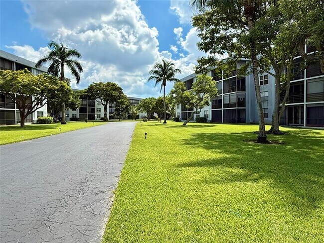 Building Photo - 114 Royal Pk Dr