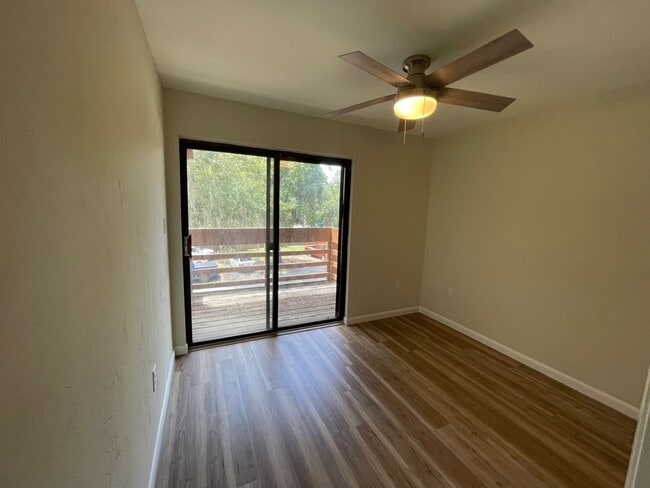 Building Photo - Walking Distance to Shands and VA