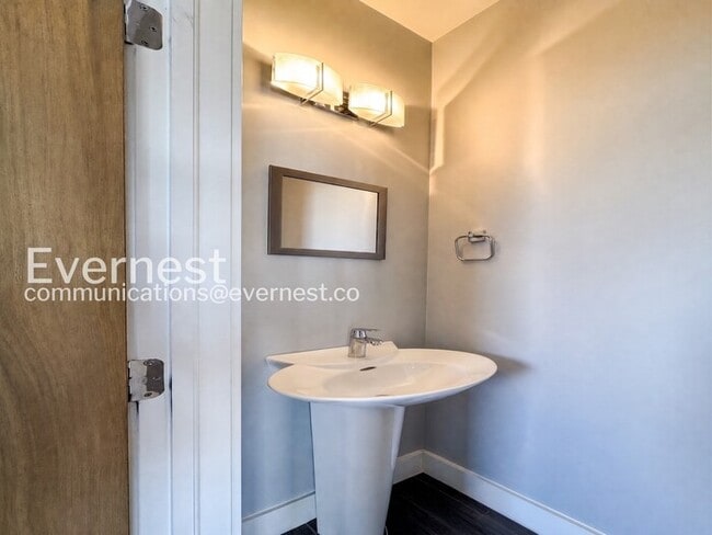 Building Photo - 3 Bed/3 Bath Townhome with Garage / Available Now!
