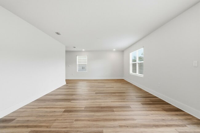 Building Photo - 4932 Valor Ct