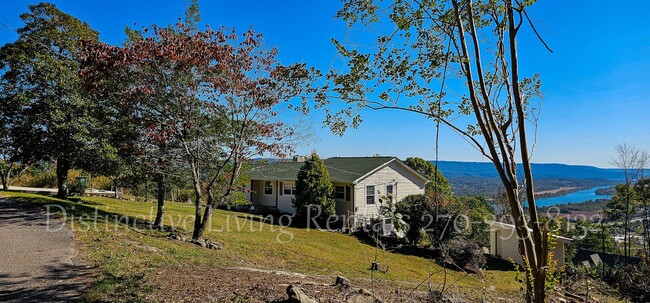 Building Photo - Cozy home with a stunning view!