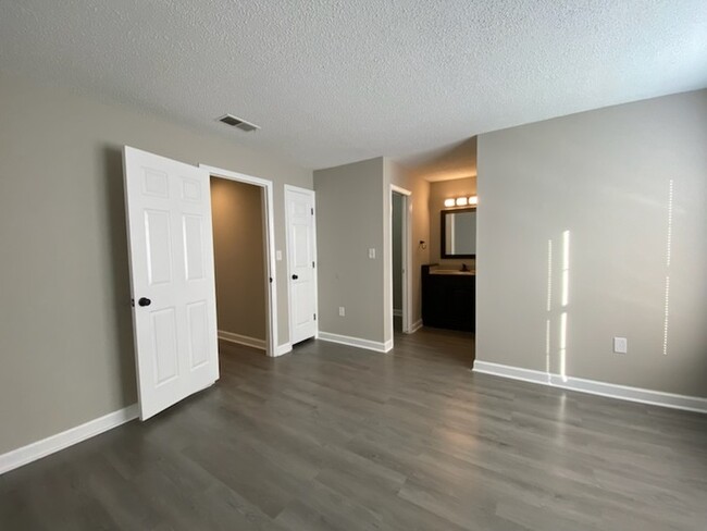 Building Photo - 2 Bedroom, 2 Bath condo