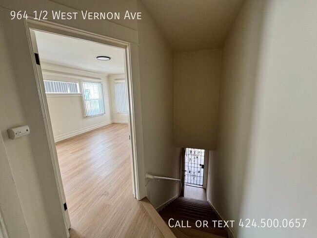 Building Photo - 964 1/2 West Vernon Ave-