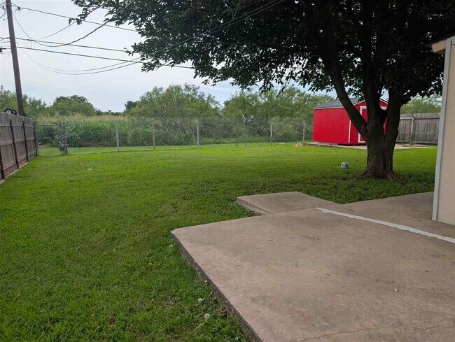 Building Photo - 2805 S Bandera Dr